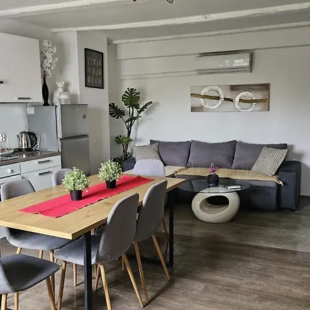 Emona Apartment *